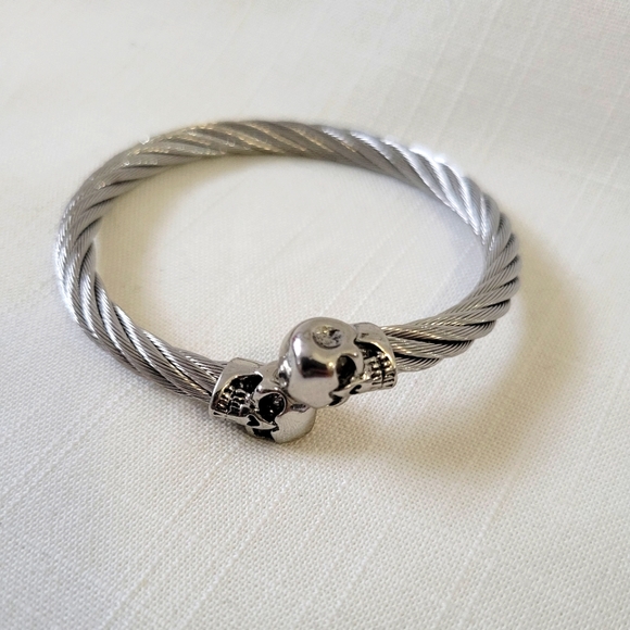 NEW Double Skull Rhinestone Eye Twisted Silver Cable Open Cuff Bracelet - Picture 5 of 12